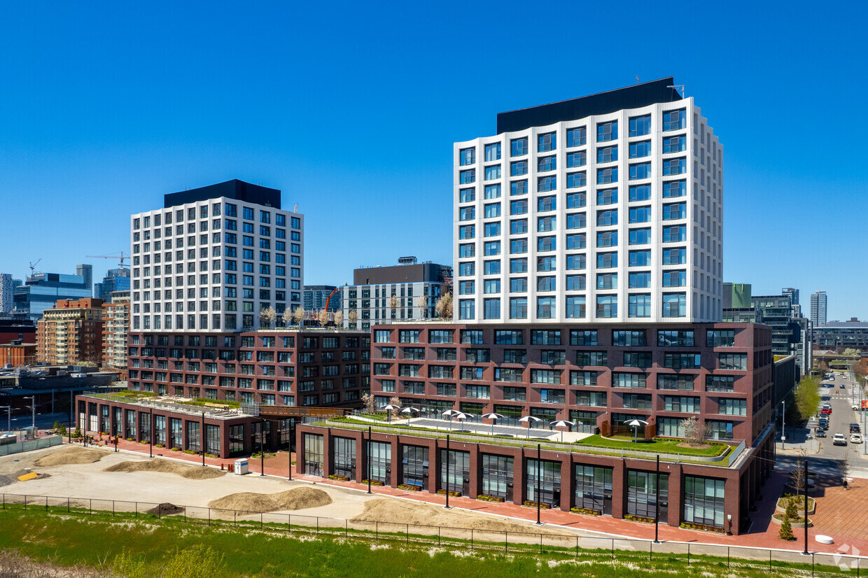 Maple House West and Central Towers - Maple House at Canary Landing