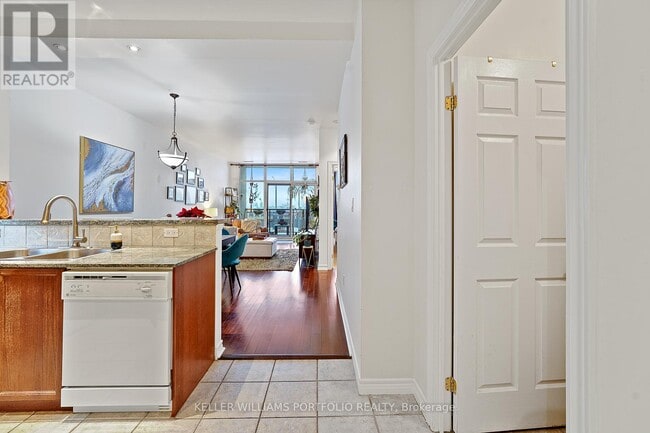 Building Photo - 1 Leaside Park Dr