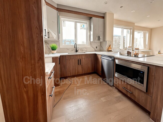 Photo du bâtiment - 14807-14899 99 Ave NW