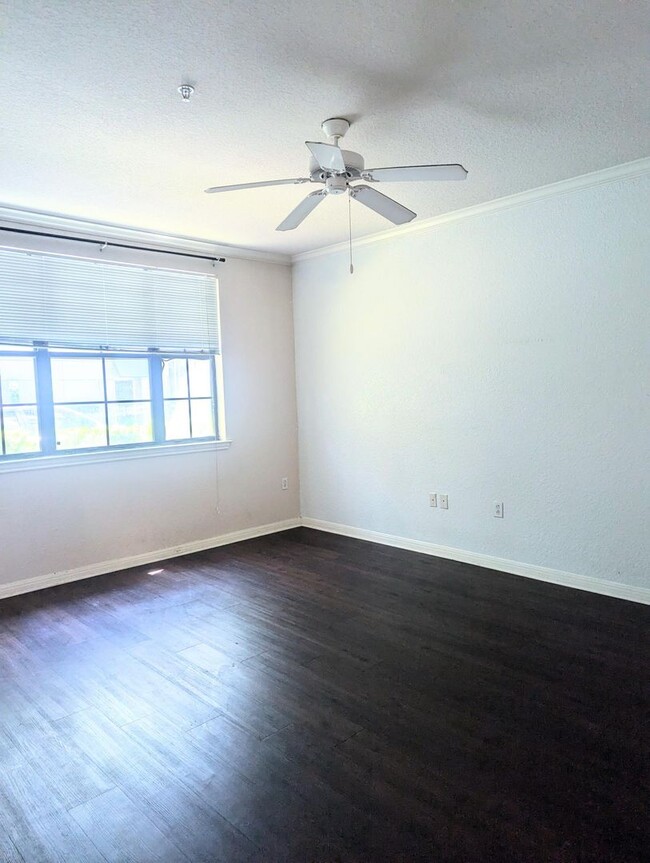 Building Photo - Conveniently located on the 1st floor. Upd...