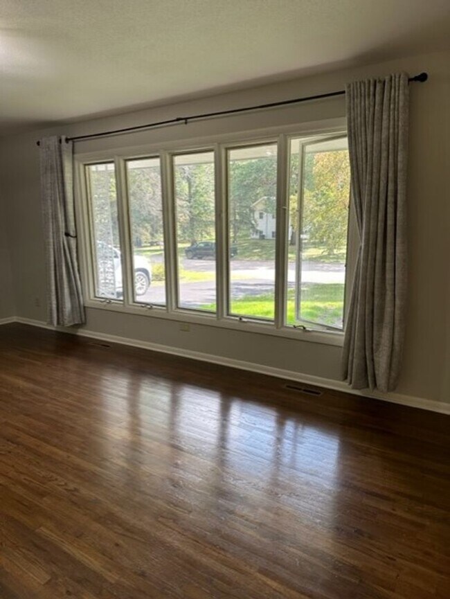 Building Photo - 3 Bedrooms, 2 Bathrooms Single Family Home...