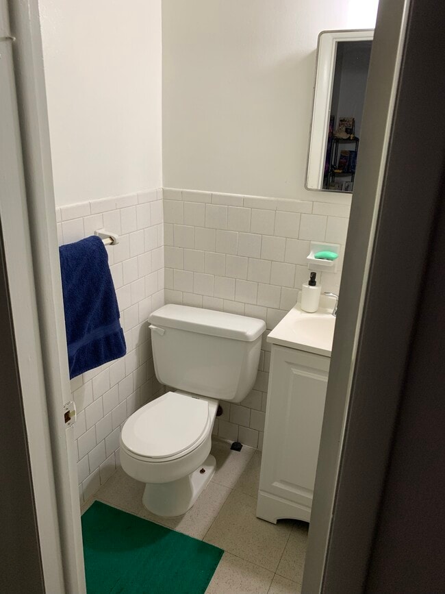 Half bath - 9258 1st View St