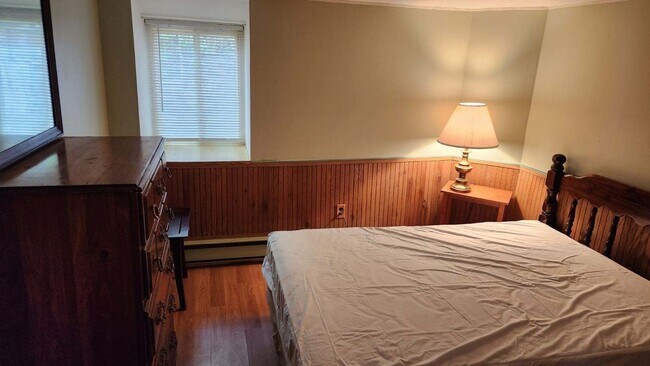 Bedroom with double bed - 255 Lake Dr