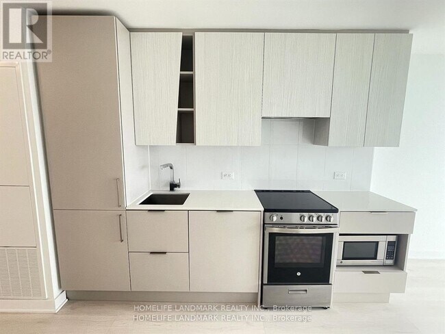 Building Photo - 3900-3900 Confederation Pkwy