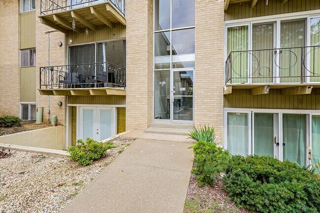 Foto del edificio - Spacious 2BR/1BA in Pembroke Gardens!