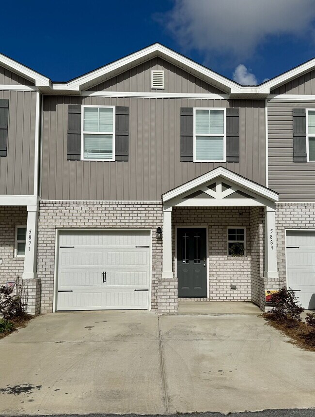Building Photo - New 3/2 Townhome close to TAFB.