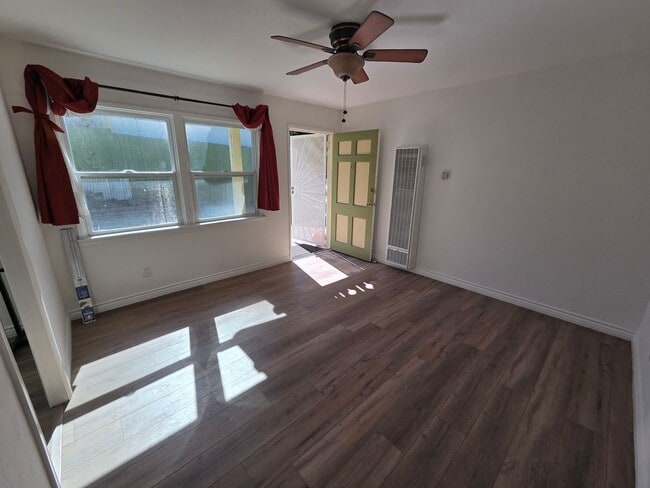 Foto del edificio - 1+1 Ventura Avenue, super cute 1+1 in rear duplex w/ yard