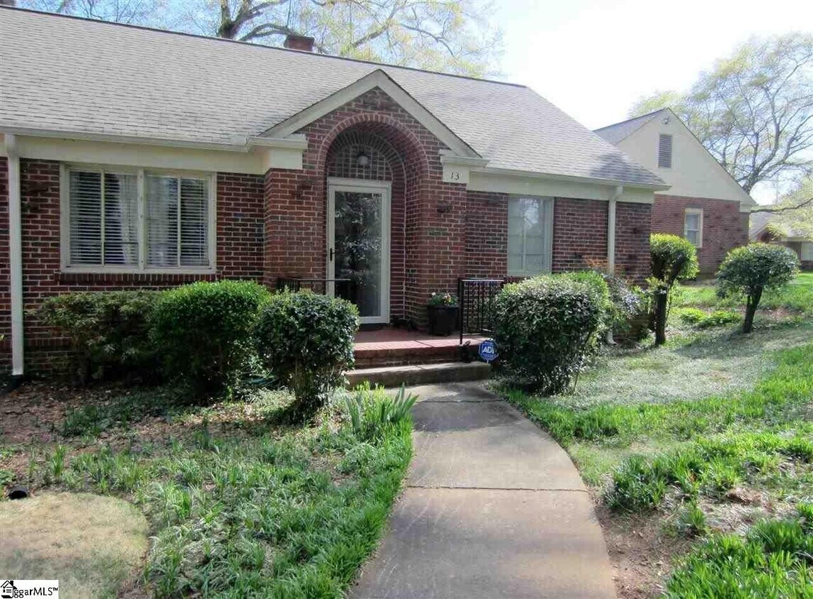 Foto principal - 600 University Ridge