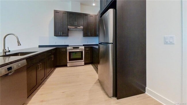 Building Photo - 30 Edgewater Pl