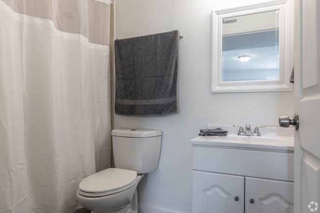 Building Photo - 2000 S Main St