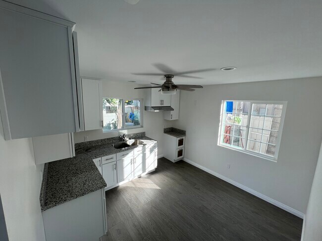 Foto del edificio - 8153 Hazeltine Ave