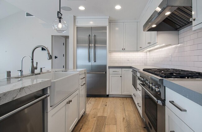 Foto del edificio - Stunning Multi-Level Designer Remodel in the Heart of Corona del Mar