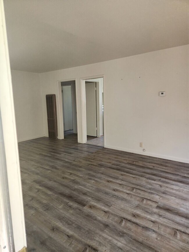 Building Photo - D821-823BA