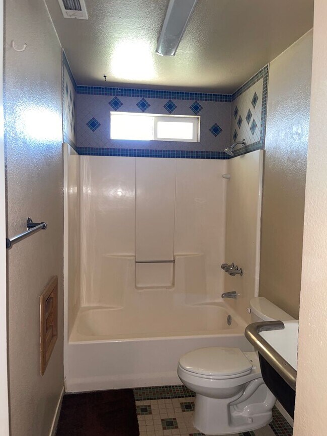 Foto del edificio - Move-In Ready 3-Bedroom Home with Backyard Living