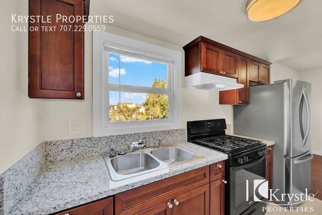 Building Photo - Cute, updated apartment