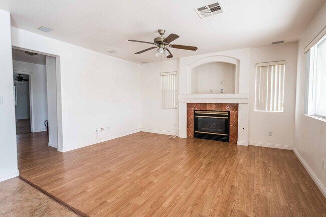 Foto del edificio - Cute 5 Bedroom Home with Pool and Spa!