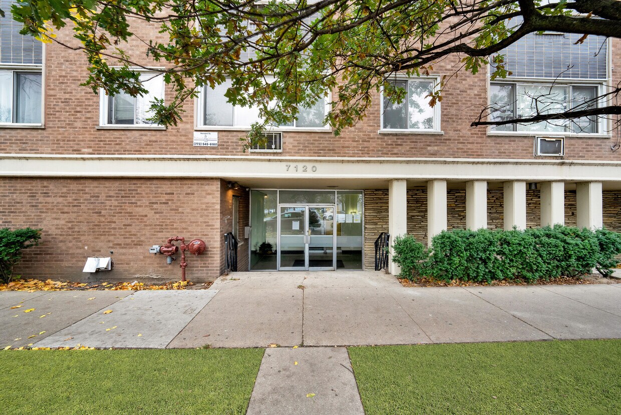 Foto principal - 7120 N Sheridan Rd