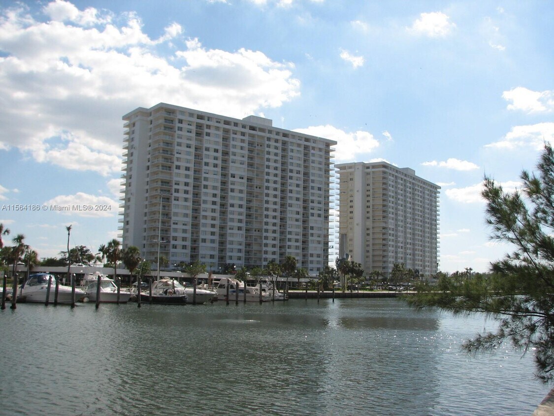 Primary Photo - 300 Bayview Dr