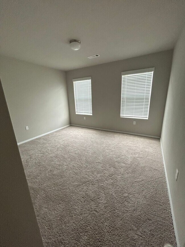 Foto del edificio - 3 bedroom 2 1/2 bath house with 2 car garage.