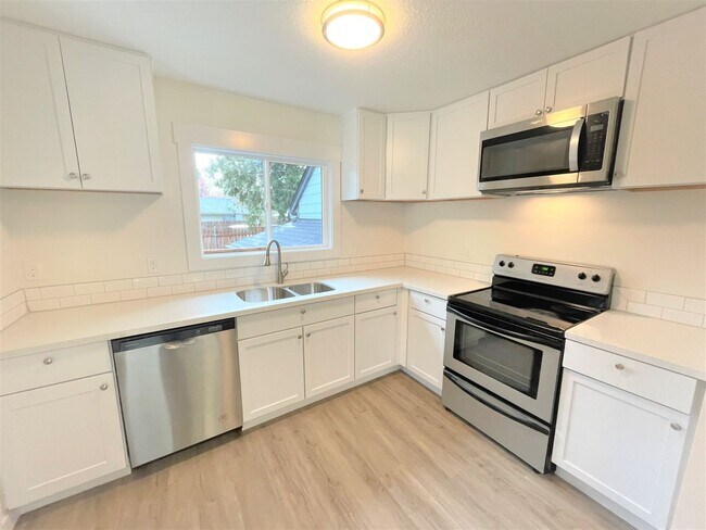 Building Photo - Remodeled 4 bedroom, 2 bath house, trileve...