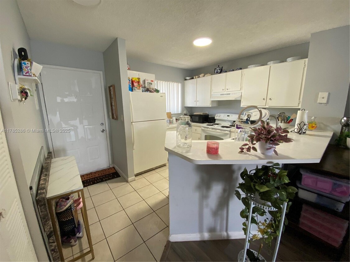 Primary Photo - 8710 N Sherman Cir
