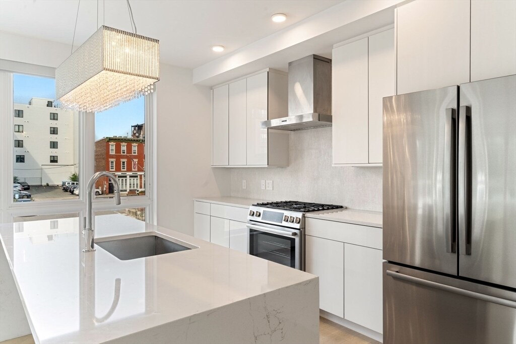 Primary Photo - 20 W Fifth St