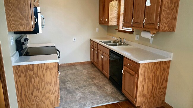 Building Photo - 2315 Meadowlark Ln
