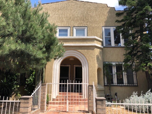 Building Photo - 1842 N Mariposa Ave