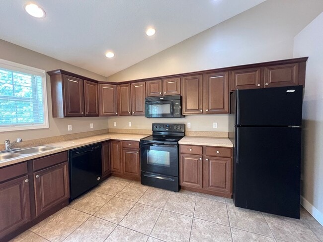 Building Photo - 2 Bedroom/2 Bathroom Oakridge Apartments U...