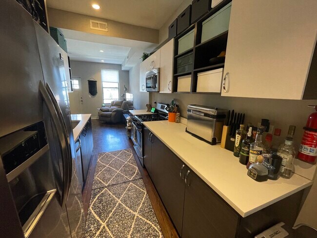Foto del edificio - 2048 W Webster Ave