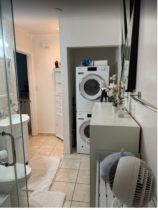 Washer, dryer and shower - 248 S Doheny Dr