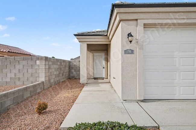 Foto del edificio - CENTRALLY LOCATED...RV PARKING...LARGE LOT