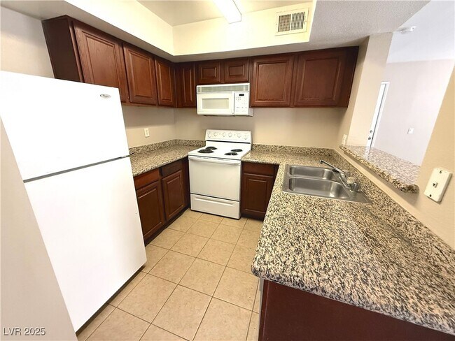 Foto del edificio - 6800 E Lake Mead Blvd
