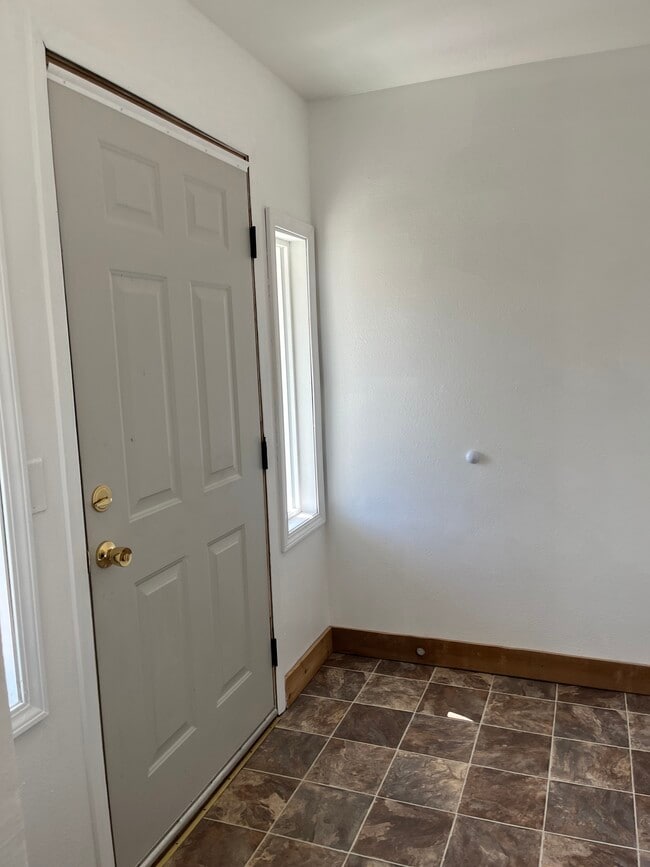 Building Photo - 203 N Calispel Ave