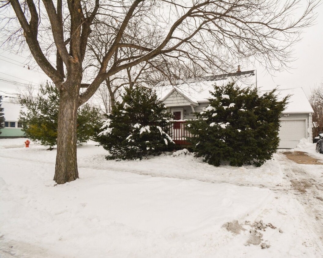 Foto principal - 3 bedroom home on corner lot with beautiful hardwood floors!