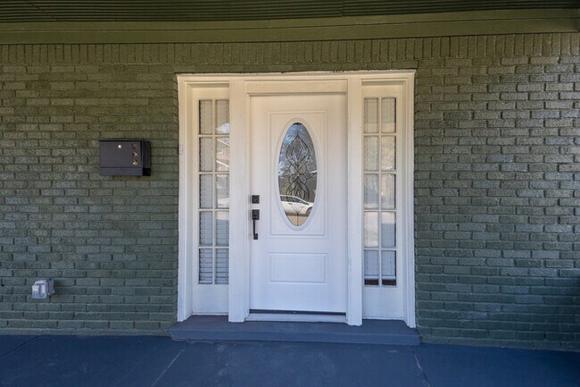 Foto del edificio - Updated Midtown charmer