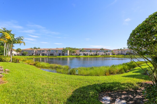 Building Photo - ***NEWER PHOTOS***CLOSE TO MALLS AND FGCU*...