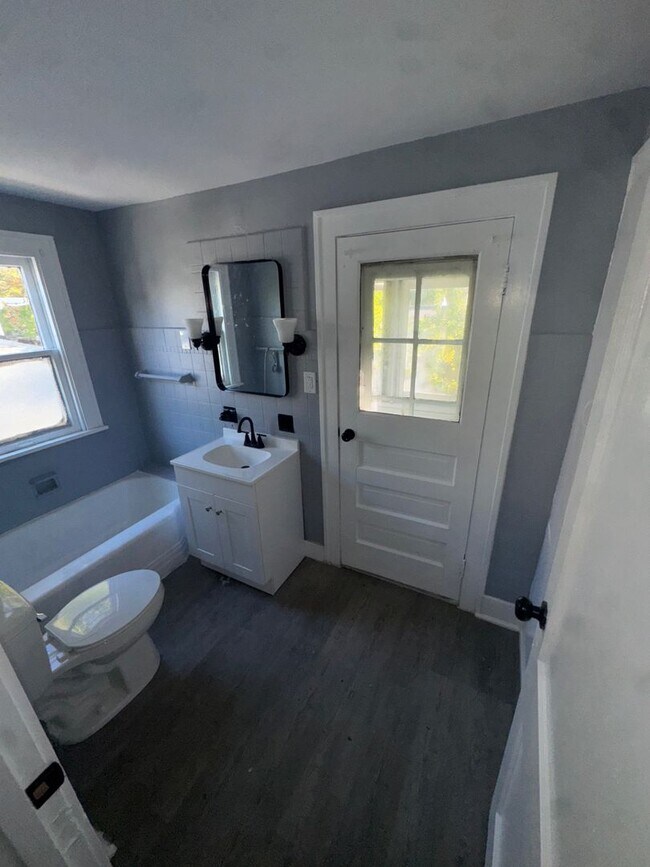 Building Photo - Charming 3-Bedroom Property in Prime Location