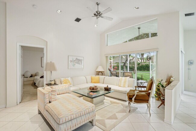 Building Photo - 6821 Viale Elizabeth