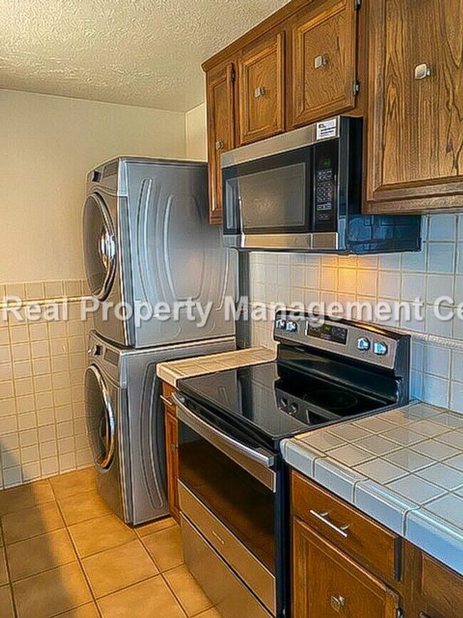 Foto del edificio - LEASE PENDING - Updated Cambria Duplex Nea...