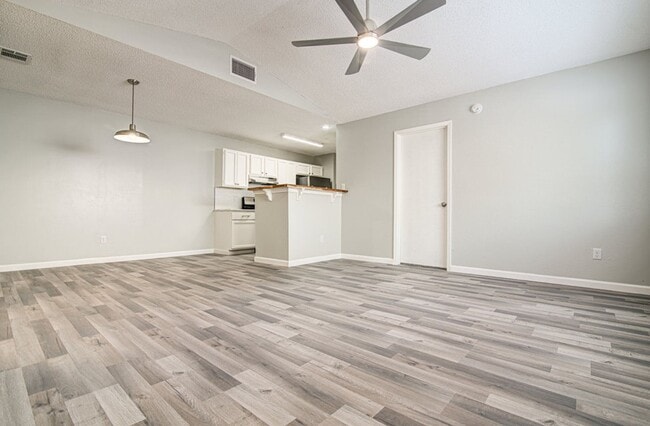 Foto del edificio - 8112 West Gate Blvd