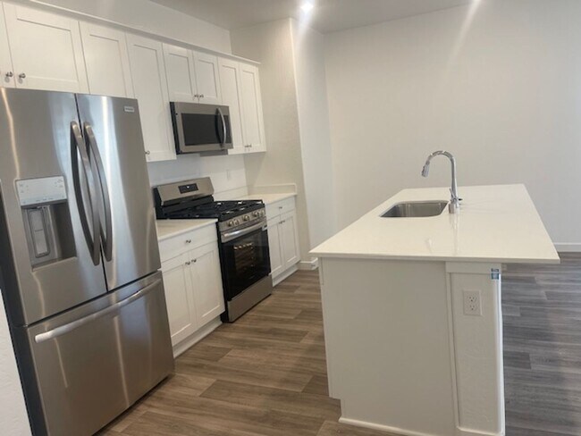 Building Photo - Spacious 3BR/2BA Home with Great Amenities in Madera!