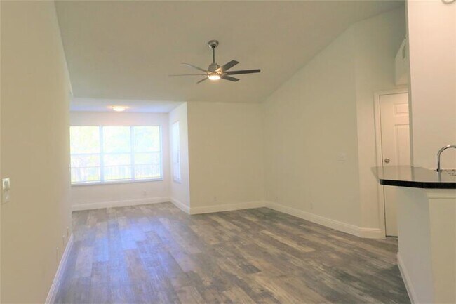 Foto del edificio - 3340 Pinewalk Dr N