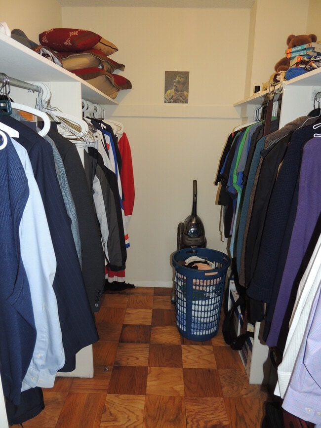 walk-in closet - 5500 Friendship Blvd