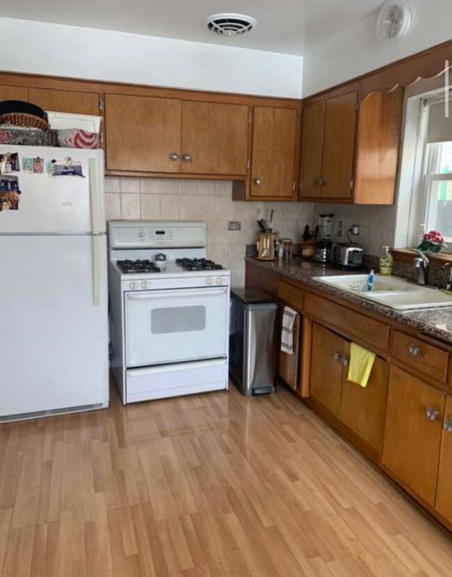 Building Photo - 5537 N Artesian Ave