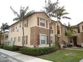 Building Photo - 3320 NE 13th Cir Dr