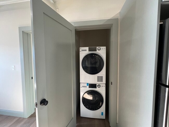 Building Photo - 160 Seabury St