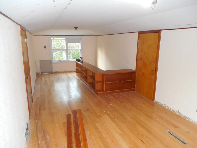 Estudio o dormitorio arriba de las escaleras - 131 N Rockford Ave