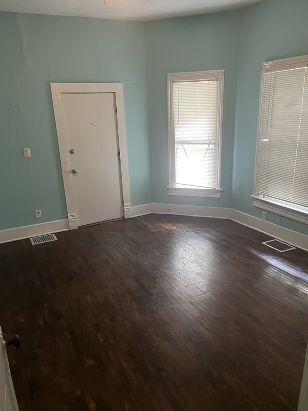 Spacious Living room with bright natural light - 514 W Allen St