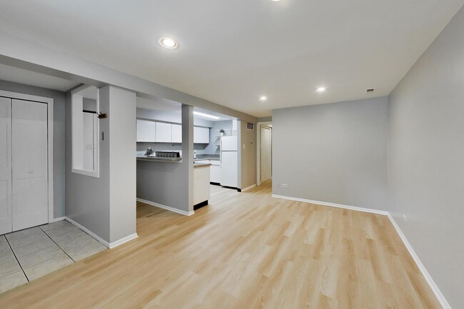 Building Photo - 1528 W Wellington Ave